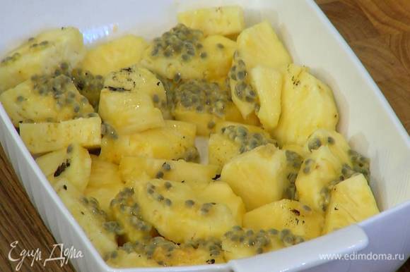 Плоды маракуйи разрезать пополам, вынуть ложкой мякоть и выложить на ананас, сверху поместить оставшиеся зерна ванили.