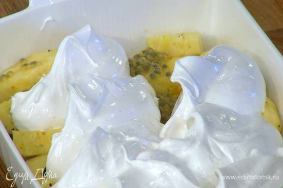 Взбитые белки большой ложкой выложить на фрукты с ванилью.