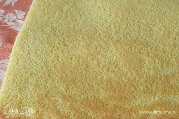 Распределяем тесто на пергаменте, смазанном маслом, выпекаем при 180°C 12-15 минут. Переносим бисквит на полотенце и снимаем пергамент.