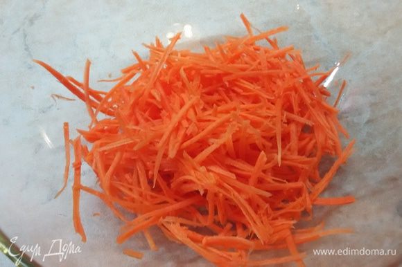 Сначала надо отварить мясо. Я его варю с морковью, луком и специями. Как мясо сварилось — остудить его. А пока натереть морковь. Я тру на терке для корейской морковки.