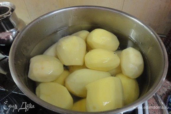 Картофель очистить, залить кипятком и варит до готовности в слегка подсоленной воде. Яйца отварить вкрутую. Готовый картофель слегка остудить и нарезать кружочками.