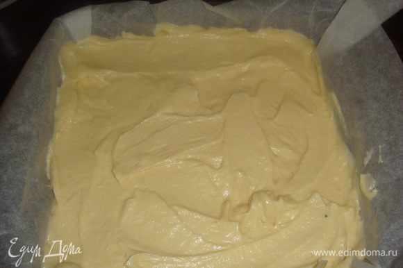 Тесто аккуратно выкладываем на бананы. Пирог выпекаем в заранее разогретой духовке при 180°С 35-40 минут.
