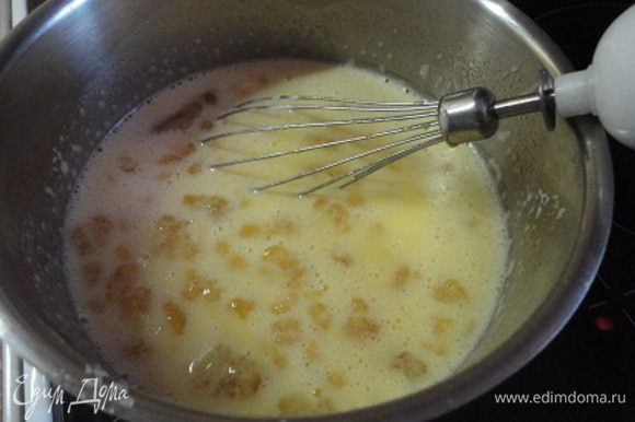 К этому времени желатин набух и его можно добавить к горячей смеси. Помешивать до полного растворения и добавляем ваниль на кончике ножа. Теперь можно убрать с горячей плиты.