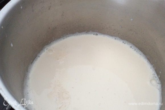 Добавить в молоко и нагревать до тех пор, пока напиток не приобретет розовый цвет и на поверхности должна появиться пленочка.