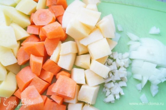 Подготовить овощи: лук и чеснок нарезать кубиками (чеснок мелко). Картофель, кабачок и морковь, почистить и порезать средними кубиками.