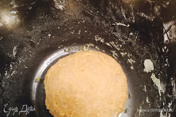 Замешиваем тесто, постепенно добавляя молоко. Тесто получается плотное, но эластичное и не липнет к рукам. Формируем шар, накрываем чистым кухонным полотенцем и даем отдохнуть минут 5-10.