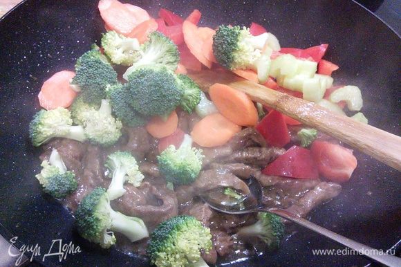 Добавьте овощи и обжаривайте мясо с овощами ещё в течении нескольких минут. В это время поставьте вариться лапшу (у меня "китайская").