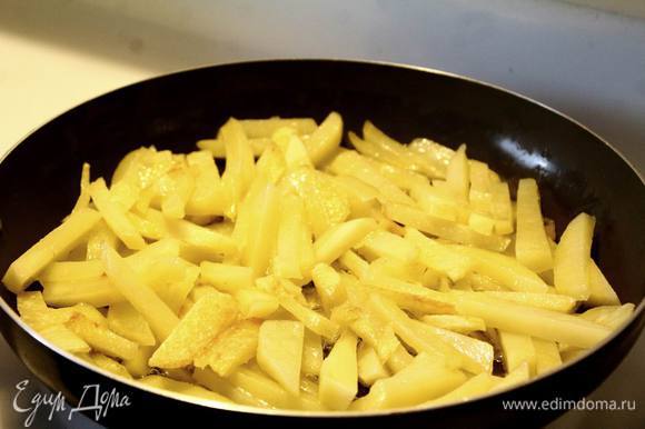Очищеный картофель нарезаем соломкой и обжариваем до полуготовности.