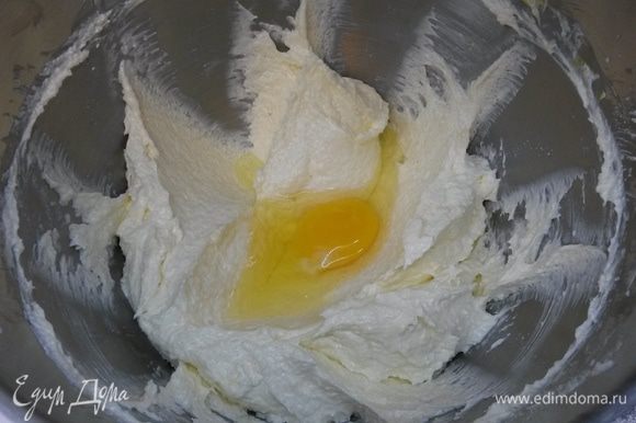 Взбиваем сливочное масло комнатной температуры с сахаром до побеления и увеличения массы, примерно 5 минут. Добавляем по одному яйца, каждый раз взбивая до однородности. В конце добавляем ванильный экстракт.