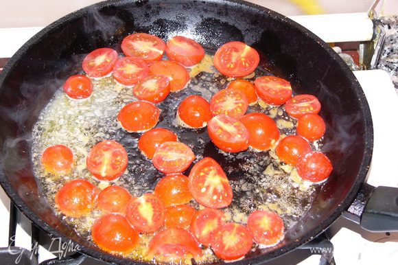Вымытые помидоры и перец нарезаем не очень мелко. Отдельно слегка обжариваем их на растительно масле. Помидоры надо посолить.