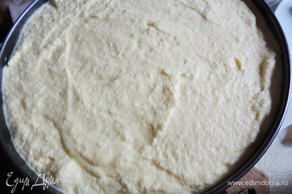 Распределяем заливку по пирогу и снова отправляем пирог в духовку еще на 30-40 минут. Заливка должна "схватиться", но не дайте ей подгореть. Пирог остудить в форме и лишь потом аккуратно снять бортики и переложить его на блюдо.