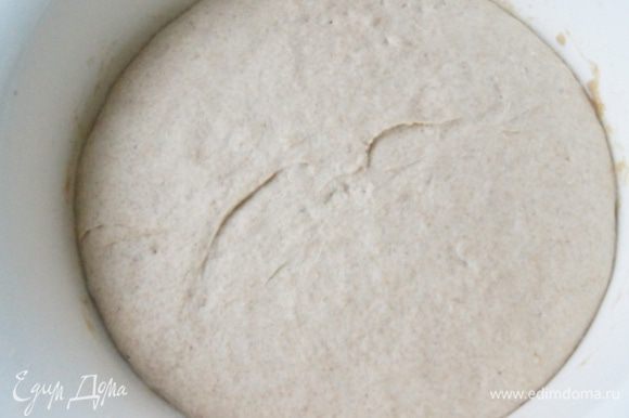 Вот так выросло тесто. Делим на 2 части, формируем 2 буханки хлеба. Тесто липнет, смачиваем руки водой или маслом.