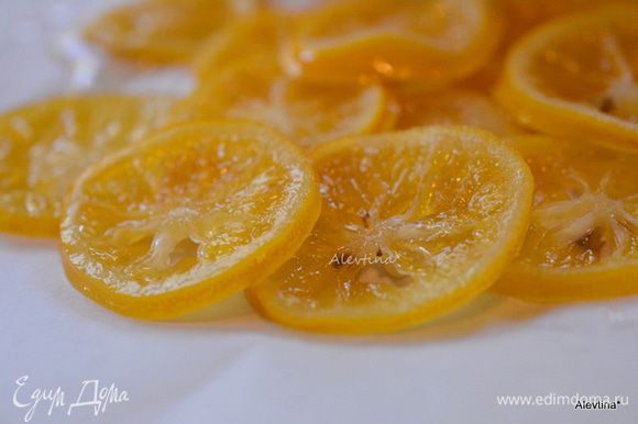 Готовые лимонные кружки переложить на пергаментную бумагу. Подавать с блинами или украшать ими блюдо из выпечки. Сироп я пью с чаем — очень вкусно.