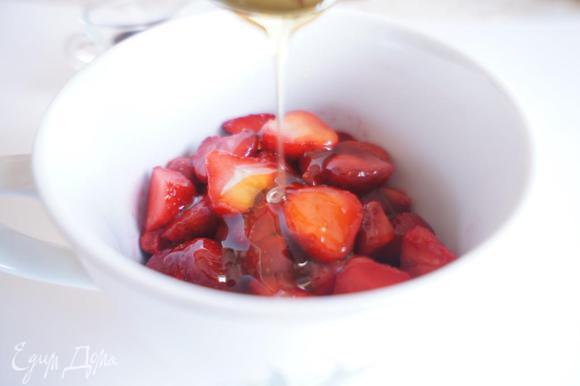 К ягодам добавить мед и бальзамический уксус. Слега перемешать, чтобы ягодки не подавились и поставить в холодильник на несколько часов.