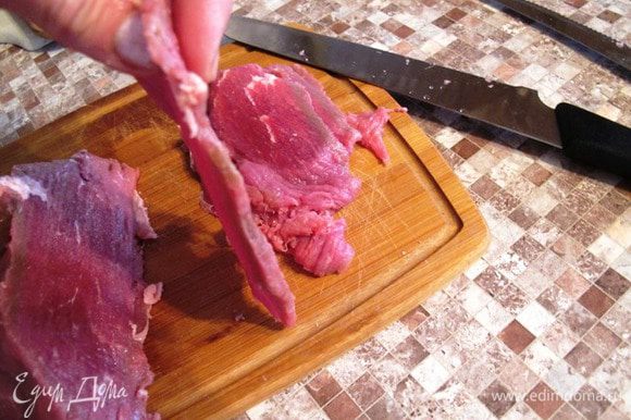 Для этого блюда подходит и говядина, и свинина. Нарезаем мясо тонкими ломтиками. Это удобно делать, когда мясо слегка подморожено.