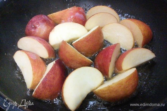Когда курочка будет готова, нужно подготовить яблоки для обжарки. Просто порежьте их на 6 частей, удалив сердцевину и обжарьте на сливочном масле с обеих сторон до золотистой корочки. При такой быстрой кулинарной обработке в яблоках остаются все витамины и полезные вещества.
