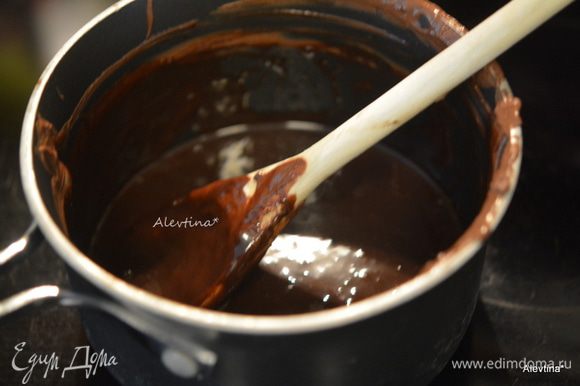 Разогреть сливки, добавить шоколад темный или капли шоколадные. Размешать до однородной массы и снять с огня.