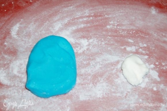 В это время приготовить мастику. Смешать сахарную пудру, крахмал, сухое молоко и сгущенку, замесить как крутое тесто. Я разделила мастику на две части и одну половину смешала с гелевым голубым красителем.