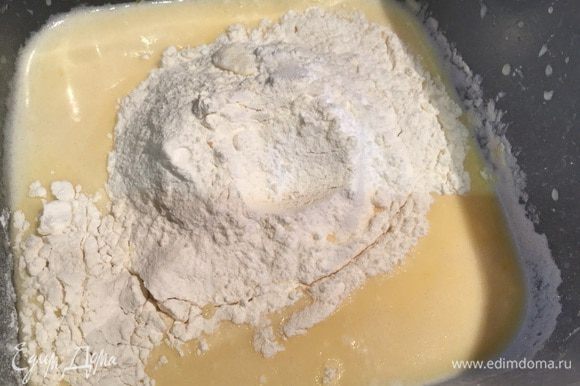 В отдельной миске смешайте муку с разрыхлителем и ванилином, добавьте в яичную массу и замесите однородное тесто.