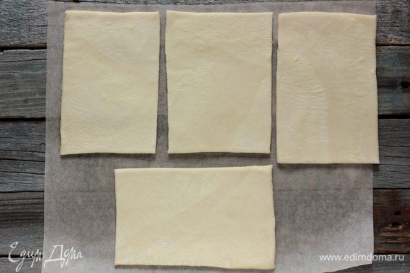 Тесто раскатайте на посыпанной мукой поверхности в прямоугольник толщиной 3 мм, затем разрежьте на 4 прямоугольника.