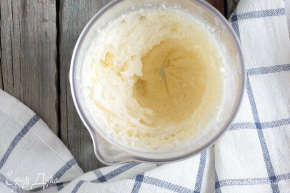Для крема: хорошенько взбить сливочный сыр с сахарной пудрой в пышную массу.