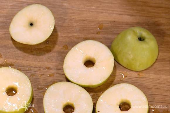 Из половинки лимона выжать сок и сбрызнуть нарезанное яблоко (немного сока оставить).