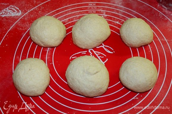 Выброженное тесто разделите на 6-8 равных частей. Сформируйте круглые булочки.
