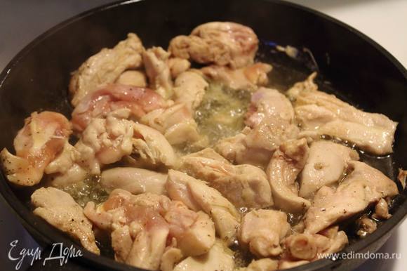 На разогретую сковороду наливаем масло и обжариваем до полуготовности порезанное куриное филе.
