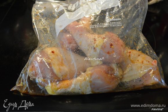 Выложить куриную голень в пакет, добавить маринад. Перемешать и оставить мариноваться на 1-2 часа или ночь.