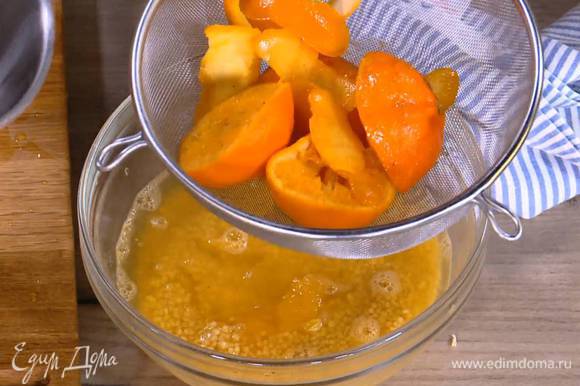 К апельсиновой мякоти с соком добавить кускус, влить через сито мандариново-медовую смесь и накрыть крышкой — кускус должен впитать жидкость и набухнуть.
