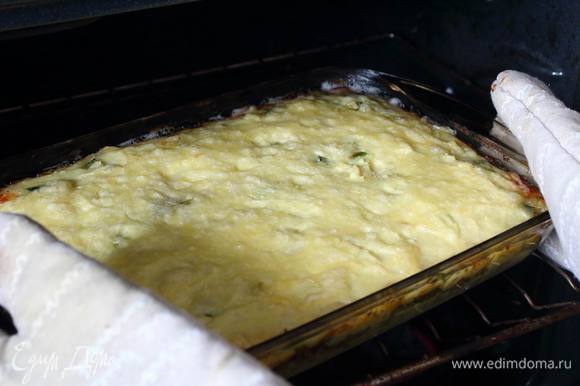 Снимаем фольгу, посыпаем тертым сыром и еще раз в духовку буквально на 5-10 минут, чтоб немного поджарилась корочка.
