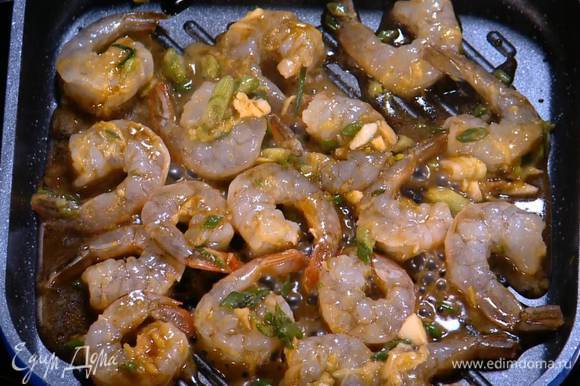 Разогреть сковороду-гриль, выложить креветки, полить 1 ч. ложкой соевого соуса и пожарить до готовности.