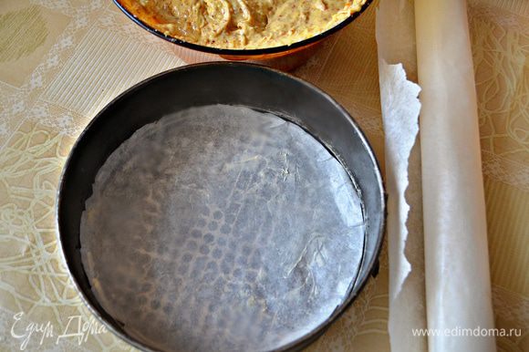 Форму для выпечки выстелать пекарской бумагой, смазать немного сливочным маслом.