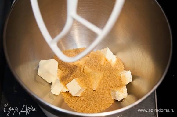 Взбить масло комнатной температуры с сахаром в кремовую пышную массу.