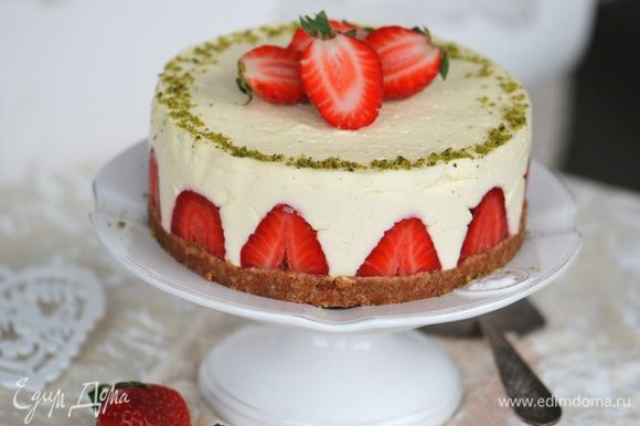 Торт без выпечки с клубникой и творогом готов! Его можно украсить ягодами и фисташковой крошкой.