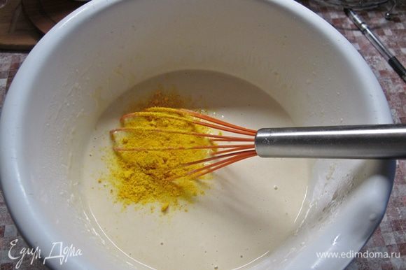 Готовим тесто на блинчики. Смешиваем все сухие ингредиенты, затем при постоянном помешивании вливаем молоко. В конце добавляем растительное масло и лимонную цедру (по желанию). Размешиваем очень тщательно, чтобы не было комков.
