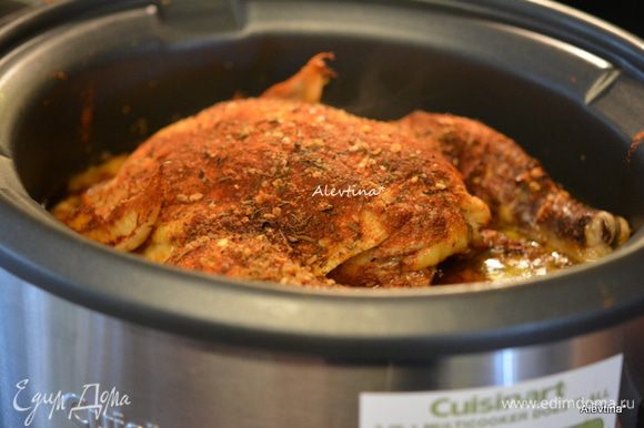 Готовая курица выделить жидкость при готовке. Достать аккуратно шумовкой и выложить на блюдо украсив зеленью по желанию.