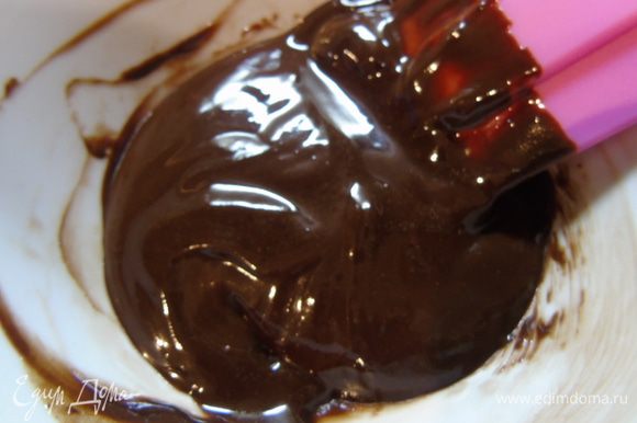 Шоколад растопите со сливочным маслом.