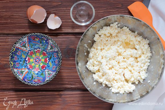 В миске соедините творог с яйцом, добавьте 1 ст.л. сахара, щепотку соли и все хорошо перемешайте. Сформируйте сырники, и обваляйте в муке.