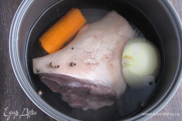 Свиную рульку хорошо вымыть, положить в чашу мультиварки, добавить холодную воду, чтобы закрыть мясо. Положить лук, морковь, перец горошком и душистый перец, посолить.