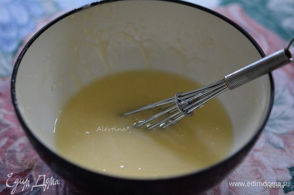 Приготовить глазурь. Масло сливочное разогреть перемешать с сахарной пудрой, добавить теплую воду и ваниль. Тщательно перемешать.