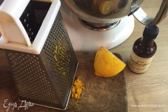 Цедру лимона и ванильный экстракт вмешиваем в тесто. Хорошо взбиваем тесто.
