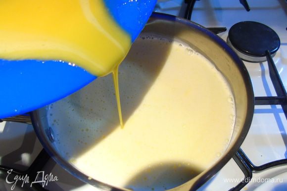 Когда молоко закипит влейте яичную смесь(перемешав перед этим), при этом постоянно мешайте венчиком.