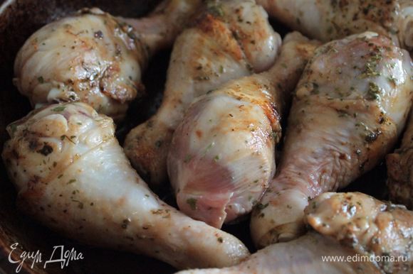 Куриные голени посолить, поперчить, обжарить на смеси растительного и сливочного масла.