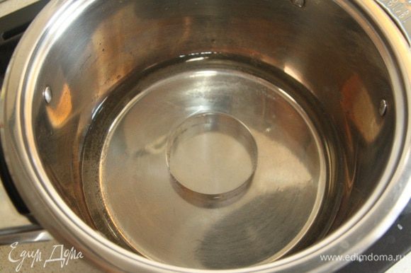 Установить чашу с яичной смесью над кастрюлей с кипящей водой, убедившись, что дно чаши не касается воды. Для этого удобно поставить на дно кастрюли кулинарное кольцо.