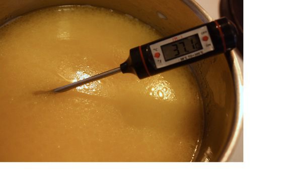 Растопить сливочное масло в кастрюльке, добавить молоко, подогреть до 37°С.
