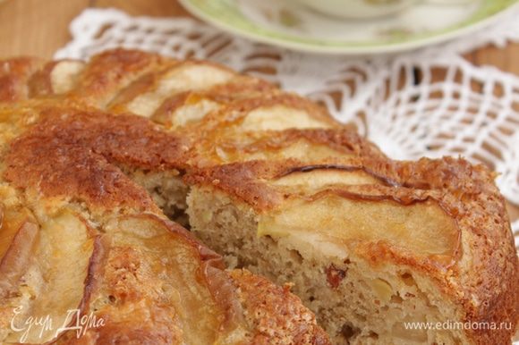 Горячий пирог смазать яблочным джемом (можно упустить этот шаг, на вкус не влияет, только для красоты). Душевного чаепития!