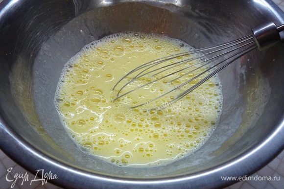 Взбиваем яйцо с молоком и кефиром, добавляем сахар, ванилин и перемешиваем до полного растворения сахара. Добавляем цедру лимона, затем вводим погашенную лимонным соком соду.