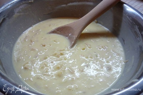 Вливаем растопленное сливочное масло, добавляем тертые яблоки и перемешиваем. Вмешиваем муку и разрыхлитель. Тесто должно получиться консистенции густой сметаны. Оставляем его на 30 минут.