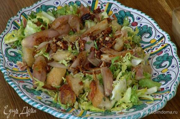 Переложить салат на блюдо, сверху выложить обжаренный лук с орехами.